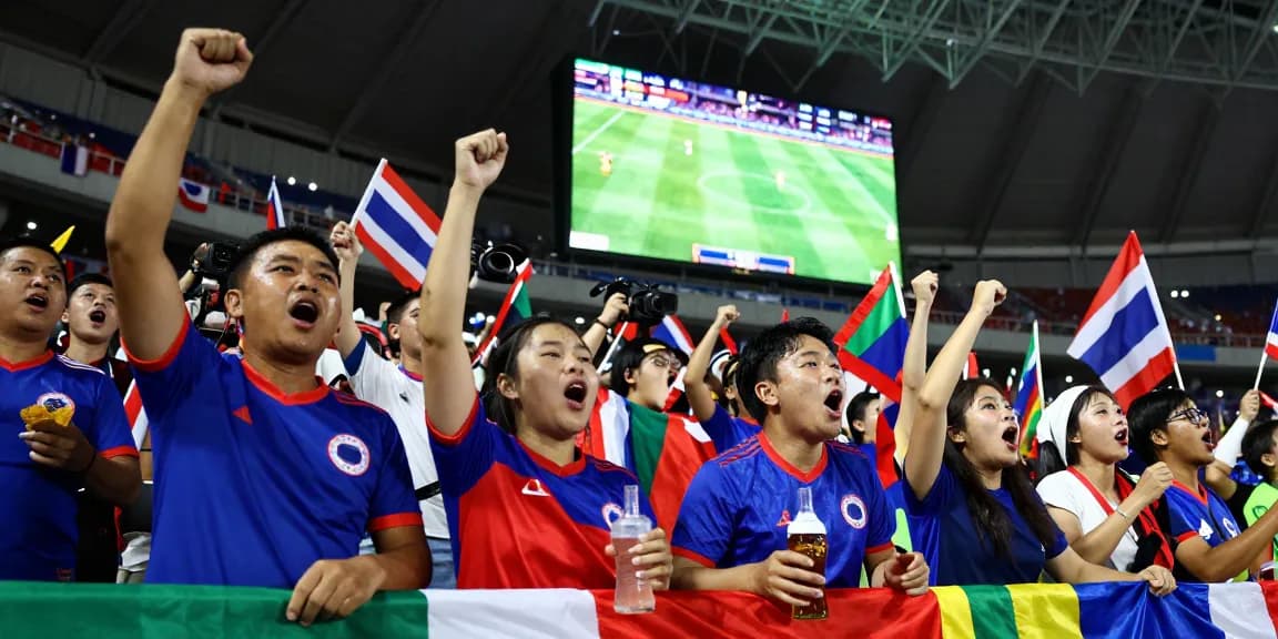 แทงบอลโลกนัดชิง แฟนบอลไทยเชียร์ในสนามฟุตบอลที่มีบรรยากาศคึกคัก